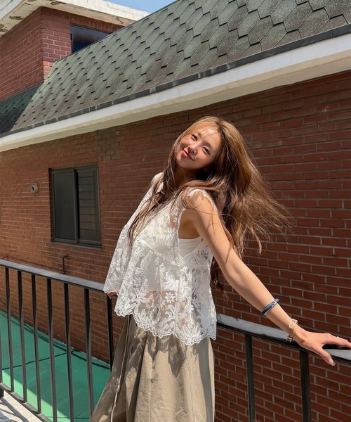 LYEON(リヨン)の「Vネックシアーレースベスト/レースフレアタンクトップ(タンクトップ・レディース・オフホワイト/ブラック・FREE)」の5枚目の写真