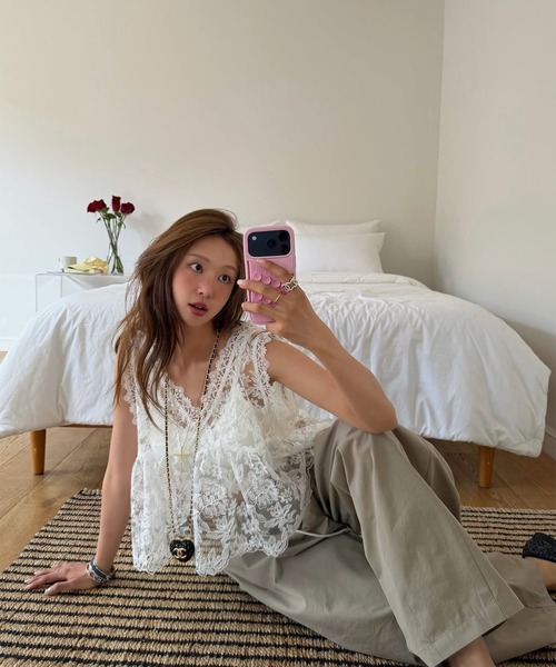 LYEON(リヨン)の「Vネックシアーレースベスト/レースフレアタンクトップ(タンクトップ・レディース・オフホワイト/ブラック・FREE)」の10枚目の写真