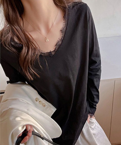 GLAMOROUS JANE（グラマラスジェーン）の「レース切替Vネックスラブトップス（Tシャツ/カットソー・レディース・ホワイト/ブラック・FREE）」の2枚目の写真