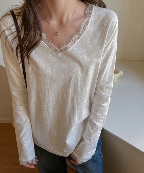 GLAMOROUS JANE（グラマラスジェーン）の「レース切替Vネックスラブトップス（Tシャツ/カットソー・レディース・ホワイト/ブラック・FREE）」の4枚目の写真
