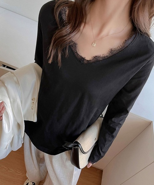 GLAMOROUS JANE（グラマラスジェーン）の「レース切替Vネックスラブトップス（Tシャツ/カットソー・レディース・ホワイト/ブラック・FREE）」の3枚目の写真