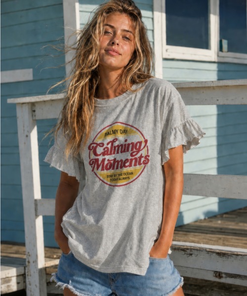 UNDERWRAPS(アンダーラップス)の「フリルデザイン 半袖Tシャツ ロゴプリント カジュアル(Tシャツ/カットソー・レディース・オートミール/ブラック・M/L)」の1枚目の写真