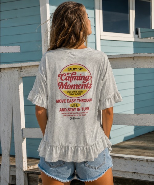 UNDERWRAPS(アンダーラップス)の「フリルデザイン 半袖Tシャツ ロゴプリント カジュアル(Tシャツ/カットソー・レディース・オートミール/ブラック・M/L)」の3枚目の写真