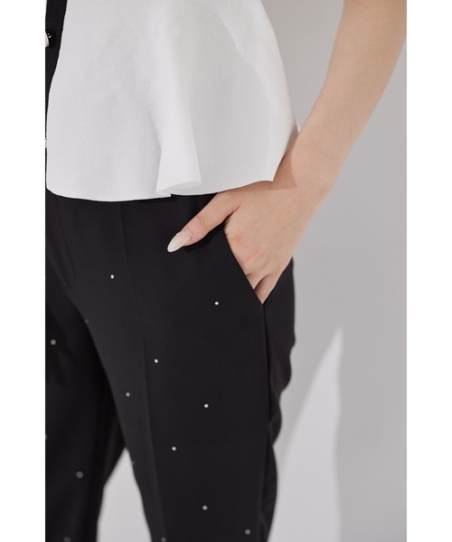 tocco closet(トッコ クローゼット)の「ホットフィックスビジューテーパードパンツ(スラックス・レディース・ブラック・M)」の16枚目の写真