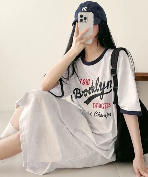 LETee(レティー)の「配色リンガーデザインが旬顔!ゆるっと着こなすロゴプリントTシャツワンピース(ワンピース・レディース・グレー/ホワイト/グリーン・FREE)」の1枚目の写真