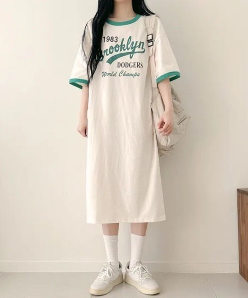 LETee(レティー)の「配色リンガーデザインが旬顔!ゆるっと着こなすロゴプリントTシャツワンピース(ワンピース・レディース・グレー/ホワイト/グリーン・FREE)」の3枚目の写真