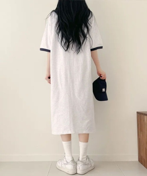LETee(レティー)の「配色リンガーデザインが旬顔!ゆるっと着こなすロゴプリントTシャツワンピース(ワンピース・レディース・グレー/ホワイト/グリーン・FREE)」の13枚目の写真
