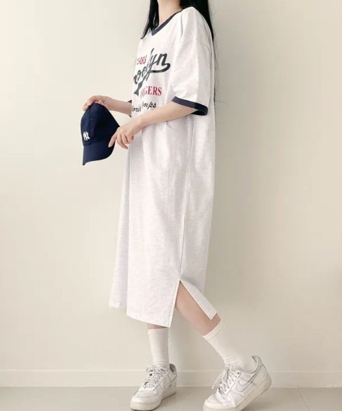 LETee(レティー)の「配色リンガーデザインが旬顔!ゆるっと着こなすロゴプリントTシャツワンピース(ワンピース・レディース・グレー/ホワイト/グリーン・FREE)」の4枚目の写真