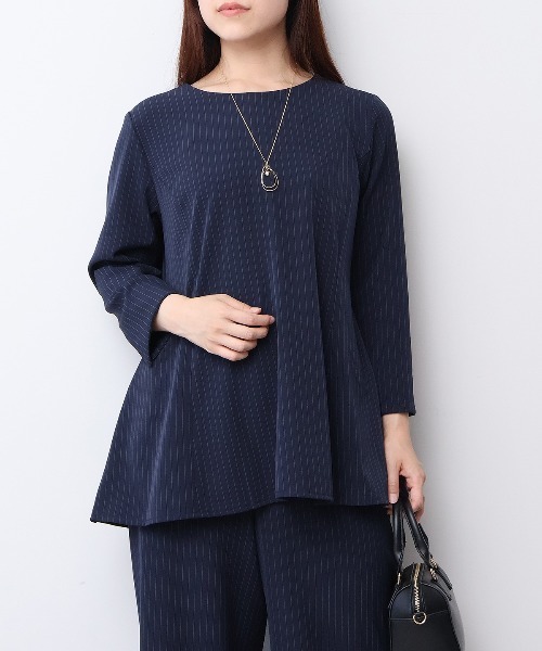 fleur by mint breeze(フルールバイミントブリーズ)の「【L~6L 大きいサイズ】【ハンドウォッシャブル】【セットアップ可】サテンパネルフレアブラウス(シャツ/ブラウス・レディース・ネイビー/ブラック・5L/4L/3L/LL)」の2枚目の写真