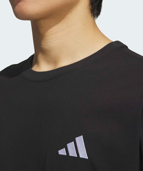 adidas(アディダス)の「エッセンシャルズ プラス ルーズフィット スモールロゴ 半袖Tシャツ / アディダス adidas(Tシャツ/カットソー・メンズ・ブラック・XX-LARGE/3XL/LARGE/MEDIUM/SMALL/X-LARGE/X-SMALL)」の4枚目の写真