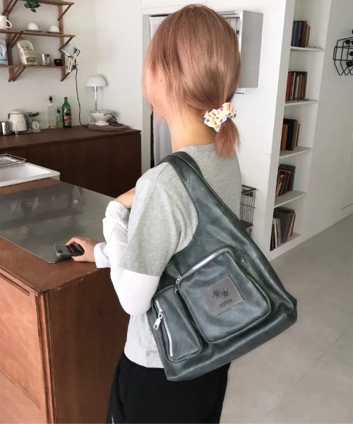 COIRIS（コイリス）の「◇COIRIS◇ブランド直輸入正規品/RENIK マルチポケット ショルダーバッグ RENIK MULTI POCKET SHOULDER BAG（ショルダーバッグ・レディース・カーキ系/ブラック・FREE）」の2枚目の写真