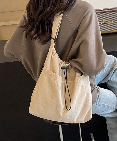 WESTSEA(ウエストシー)の「ドローストリング スクエア ナイロンショルダーバッグ / A4対応 軽量 巾着バッグ(ショルダーバッグ・レディース・カーキ/ブラック/ベージュ・FREE)」の2枚目の写真