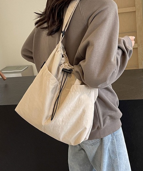 WESTSEA(ウエストシー)の「ドローストリング スクエア ナイロンショルダーバッグ / A4対応 軽量 巾着バッグ(ショルダーバッグ・レディース・カーキ/ブラック/ベージュ・FREE)」の4枚目の写真