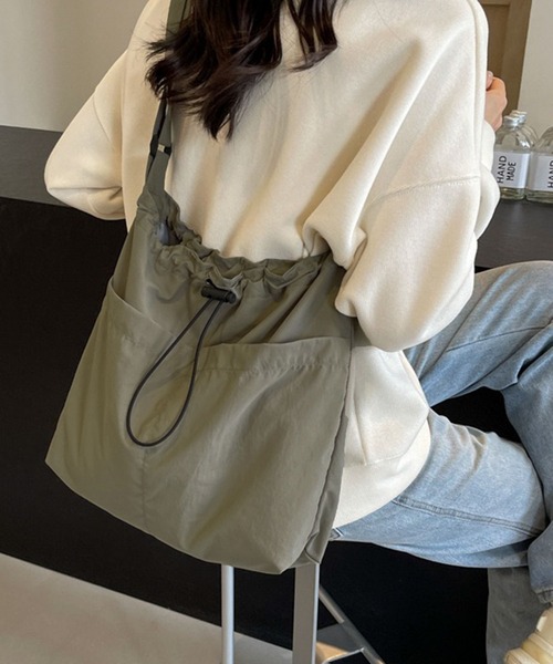 WESTSEA(ウエストシー)の「ドローストリング スクエア ナイロンショルダーバッグ / A4対応 軽量 巾着バッグ(ショルダーバッグ・レディース・カーキ/ブラック/ベージュ・FREE)」の7枚目の写真