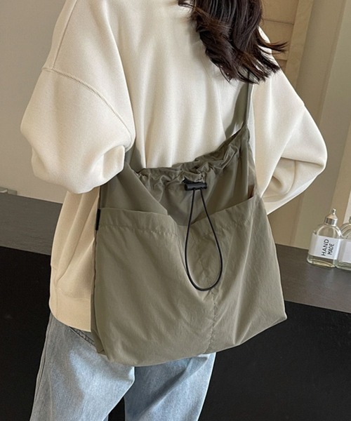 WESTSEA(ウエストシー)の「ドローストリング スクエア ナイロンショルダーバッグ / A4対応 軽量 巾着バッグ(ショルダーバッグ・レディース・カーキ/ブラック/ベージュ・FREE)」の8枚目の写真