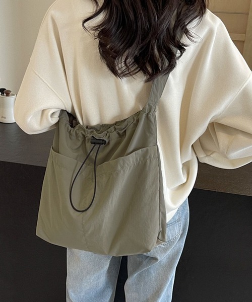 WESTSEA(ウエストシー)の「ドローストリング スクエア ナイロンショルダーバッグ / A4対応 軽量 巾着バッグ(ショルダーバッグ・レディース・カーキ/ブラック/ベージュ・FREE)」の10枚目の写真
