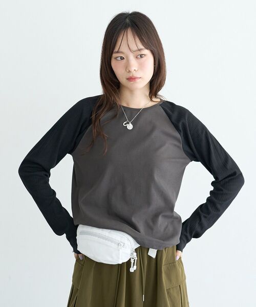 earth music&ecology(アースミュージックアンドエコロジー)の「ラグランスリーブプルオーバー(Tシャツ/カットソー・レディース・チャコールグレー/ライトグレー・FREE)」の2枚目の写真