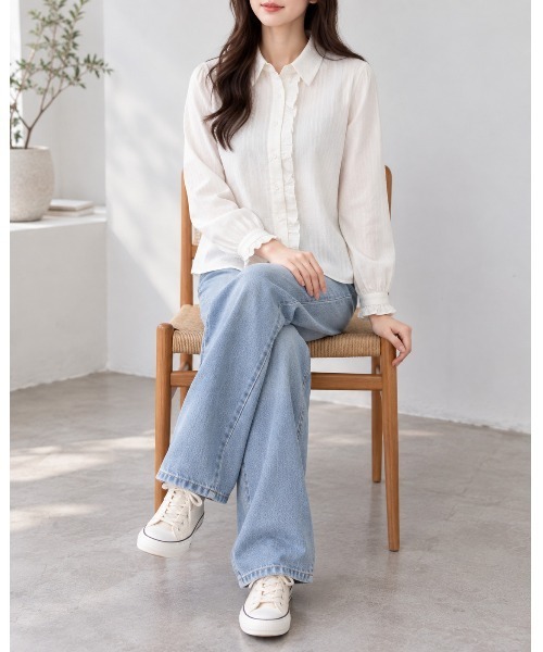 FAZVY(ファズビー)の「甘さときちんと感を両立 フリルディテールブラウス(シャツ/ブラウス・レディース・ホワイト/ブルー・M/S)」の7枚目の写真
