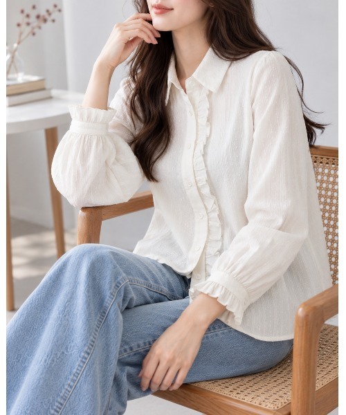 FAZVY(ファズビー)の「甘さときちんと感を両立 フリルディテールブラウス(シャツ/ブラウス・レディース・ホワイト/ブルー・M/S)」の9枚目の写真