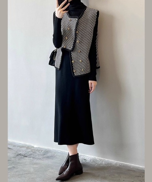 LUCPY(ラクピー)の「ゴールドボタンストライプニットベスト(ベスト・レディース・グレー・LARGE/X-LARGE/MEDIUM/SMALL)」の2枚目の写真