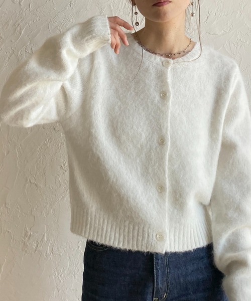 She's Closet(シーズクローゼット)の「ウール混 クルーネック ショート丈 長袖 モヘアタッチ シャギーニットカーディガン(カーディガン/ボレロ・レディース・オフホワイト/ブラック/ブラウン/グレー・FREE)」の2枚目の写真