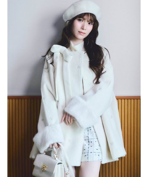 SNIDEL(スナイデル)の「【WEB限定】ファー付きリボンブローチコート(チェスターコート・レディース・ピンク/ブラック/アイボリー・0/1)」の1枚目の写真