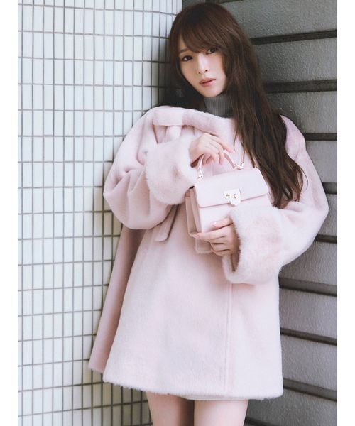 SNIDEL(スナイデル)の「【WEB限定】ファー付きリボンブローチコート(チェスターコート・レディース・ピンク/ブラック/アイボリー・0/1)」の4枚目の写真