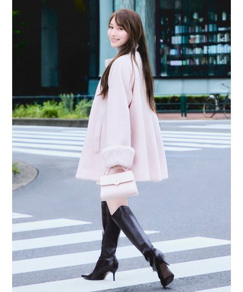 SNIDEL(スナイデル)の「【WEB限定】ファー付きリボンブローチコート(チェスターコート・レディース・ピンク/ブラック/アイボリー・0/1)」の5枚目の写真