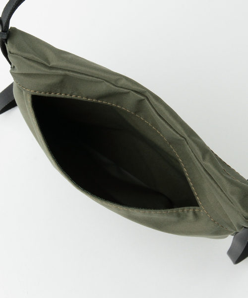 STANDARD SUPPLY（スタンダードサプライ）の「STANDARD SUPPLY×BEAMS PLUS / 別注 ミニショルダーバッグ（ボディバッグ/ウエストポーチ・メンズ・ネイビー/ブラック/オリーブ・ONE SIZE）」の19枚目の写真