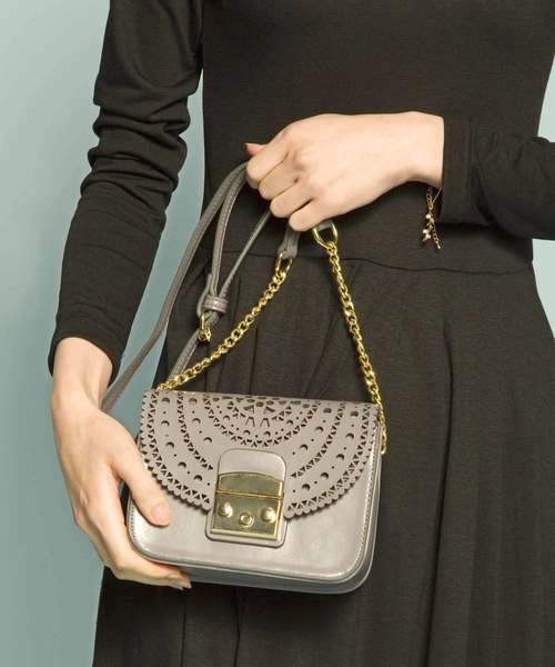 PLAIN CLOTHING（プレーンクロージング）の「【再入荷】レースパンチングバッグ【PLAIN CLOTHING】（ショルダーバッグ・レディース・レッド/キャメル/ネイビー/グレー/ブラック/アイボリー・FREE）」の3枚目の写真
