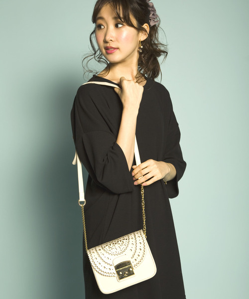 PLAIN CLOTHING（プレーンクロージング）の「【再入荷】レースパンチングバッグ【PLAIN CLOTHING】（ショルダーバッグ・レディース・レッド/キャメル/ネイビー/グレー/ブラック/アイボリー・FREE）」の2枚目の写真