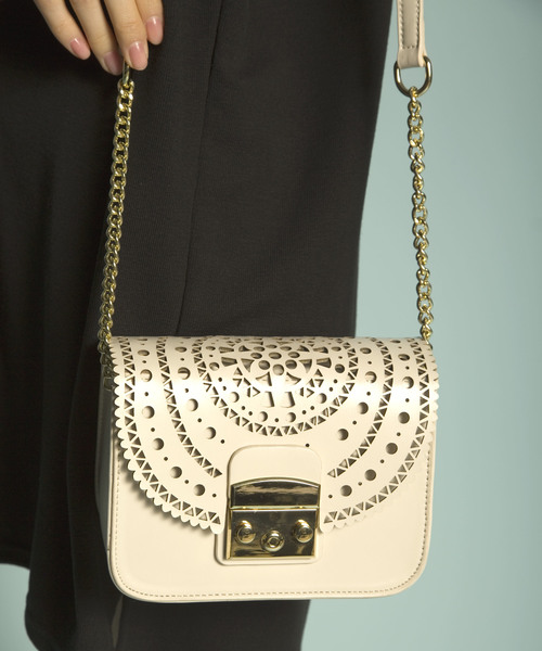 PLAIN CLOTHING（プレーンクロージング）の「【再入荷】レースパンチングバッグ【PLAIN CLOTHING】（ショルダーバッグ・レディース・レッド/キャメル/ネイビー/グレー/ブラック/アイボリー・FREE）」の20枚目の写真
