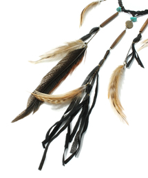 goa（ゴア）の「三つ編レザー ターコイズ付 フェザーネックレス