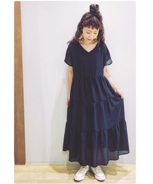 earth music&ecology（アースミュージックアンドエコロジー）の「・Vネックティアードワンピース　●（ワンピース・レディース・ブラック/ダークグリーン/ネイビー・FREE）」の3枚目の写真