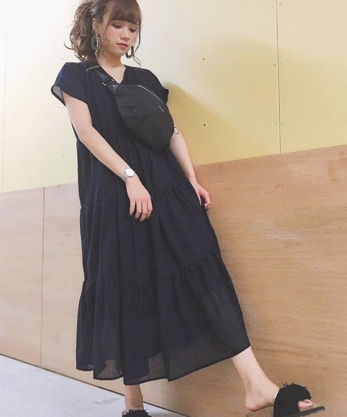 earth music&ecology（アースミュージックアンドエコロジー）の「・Vネックティアードワンピース　●（ワンピース・レディース・ブラック/ダークグリーン/ネイビー・FREE）」の6枚目の写真