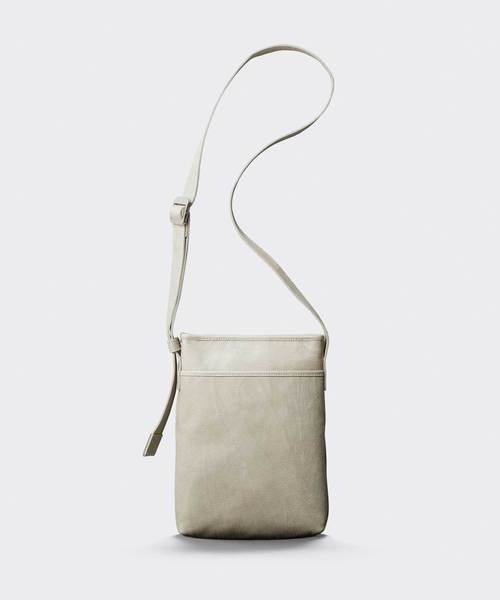 aniary（アニアリ）の「ショルダーバッグ（クロッシングレザー）（ショルダーバッグ・メンズ・ネイビー/グレー/ブラウン/ブラック/ブルーグレー/アイボリー/ブルー系その他/イエロー/オレンジ/ダークブラウン/チャコールグレー/ブラック系その他/ダークネイビー/ダークオレンジ/モスグリーン系/パープル・FREE）」の9枚目の写真