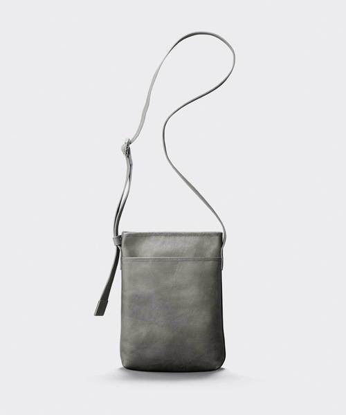 aniary（アニアリ）の「ショルダーバッグ（クロッシングレザー）（ショルダーバッグ・メンズ・ネイビー/グレー/ブラウン/ブラック/ブルーグレー/アイボリー/ブルー系その他/イエロー/オレンジ/ダークブラウン/チャコールグレー/ブラック系その他/ダークネイビー/ダークオレンジ/モスグリーン系/パープル・FREE）」の5枚目の写真