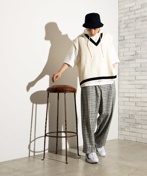 WEGO(ウィゴー)の「WEGO/ラインリブチルデンニットベスト(ベスト・メンズ・ホワイト/ブラック/ベージュ/ネイビー・MEDIUM/LARGE)」の6枚目の写真