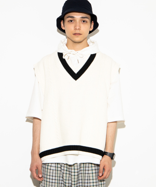 WEGO(ウィゴー)の「WEGO/ラインリブチルデンニットベスト(ベスト・メンズ・ホワイト/ブラック/ベージュ/ネイビー・MEDIUM/LARGE)」の17枚目の写真