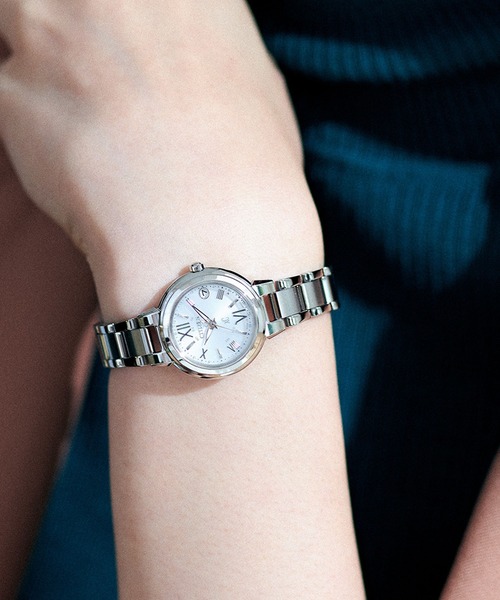 XC（クロスシー）の「xC　クロスシー　エコ・ドライブ電波時計 Stainless Steel Line Happy Flight シリーズ（アナログ腕時計・レディース・シルバー/シルバー×ゴールド/桜・FREE）」の3枚目の写真