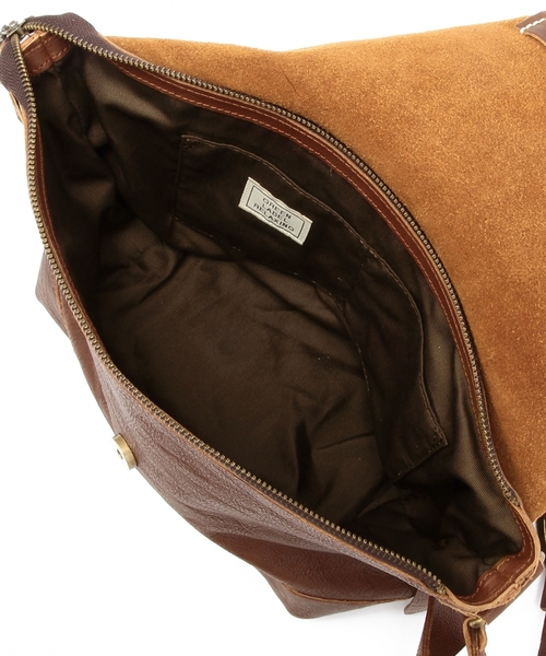 green label relaxing(グリーンレーベルリラクシング)の「レザーショルダーバッグ Ⅱ(ショルダーバッグ・メンズ・ブラウン/ダークブラウン/オレンジ/ネイビー/ブラック・フリー)」の6枚目の写真