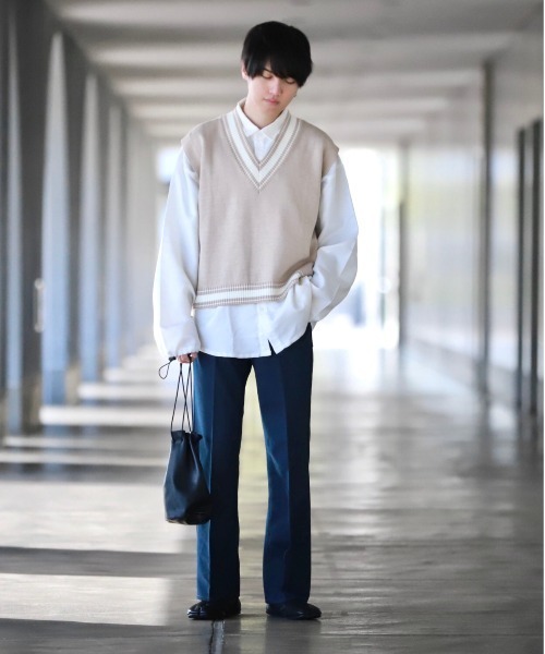 MinoriTY（マイノリティ）の「【コラボ「MinoriTY×WEARISTA　Mr.SZK」】ビッグシルエットショート丈チルデンニットベスト（ベスト・メンズ・ブラック/ベージュ・M/L）」の3枚目の写真