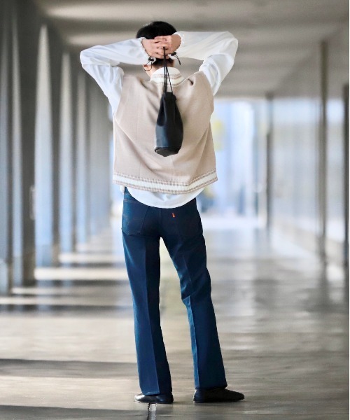 MinoriTY（マイノリティ）の「【コラボ「MinoriTY×WEARISTA　Mr.SZK」】ビッグシルエットショート丈チルデンニットベスト（ベスト・メンズ・ブラック/ベージュ・M/L）」の4枚目の写真