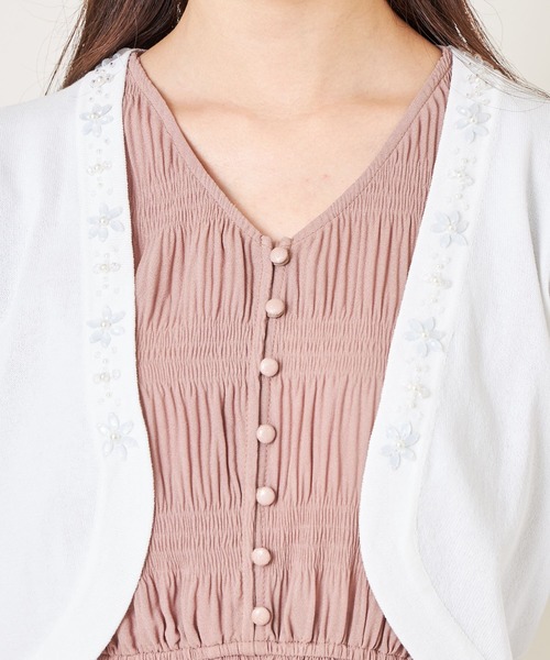 tocco closet(トッコ クローゼット)の「フラワーパールビジュー装飾七分袖ボレロ(カーディガン/ボレロ・レディース・ホワイト/ブラック/グレー・M)」の4枚目の写真