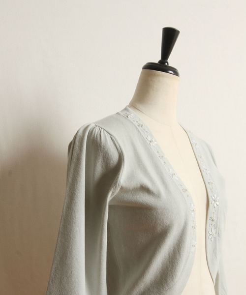 tocco closet(トッコ クローゼット)の「フラワーパールビジュー装飾七分袖ボレロ(カーディガン/ボレロ・レディース・ホワイト/ブラック/グレー・M)」の5枚目の写真