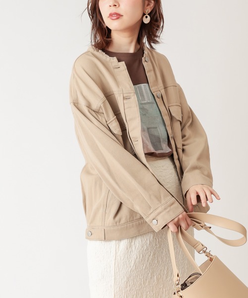 natural couture(ナチュラルクチュール)の「ノーカラーリメイクGジャン(デニムジャケット・レディース・ベージュ/ネイビー/ブルー・FREE)」の2枚目の写真