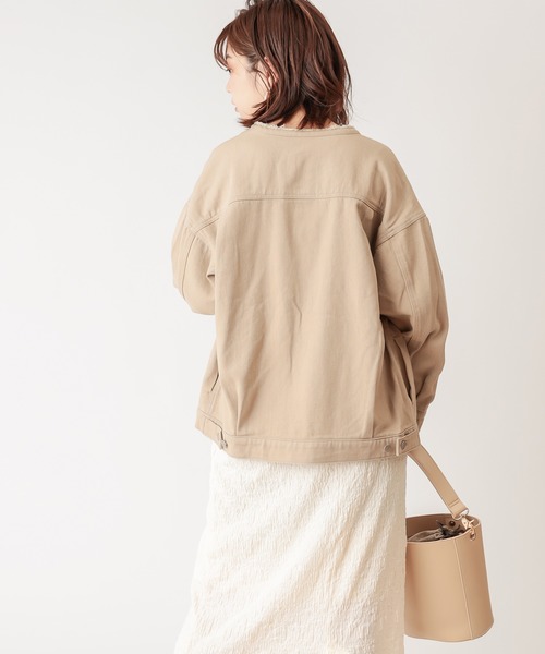 natural couture(ナチュラルクチュール)の「ノーカラーリメイクGジャン(デニムジャケット・レディース・ベージュ/ネイビー/ブルー・FREE)」の11枚目の写真