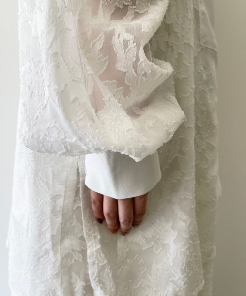 NEUNA（ヌナ）の「バンドカラーシースルーシアージャガードバルーン袖刺繍ブラウス（シャツ/ブラウス・レディース・ホワイト/ブラック・FREE）」の5枚目の写真