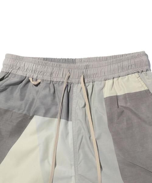 ANEI（アーネイ）の「＜ANEI＞ RIVER SHORTS A.O.P/ショーツ（その他パンツ・メンズ・ライトグレー・2/3）」の5枚目の写真