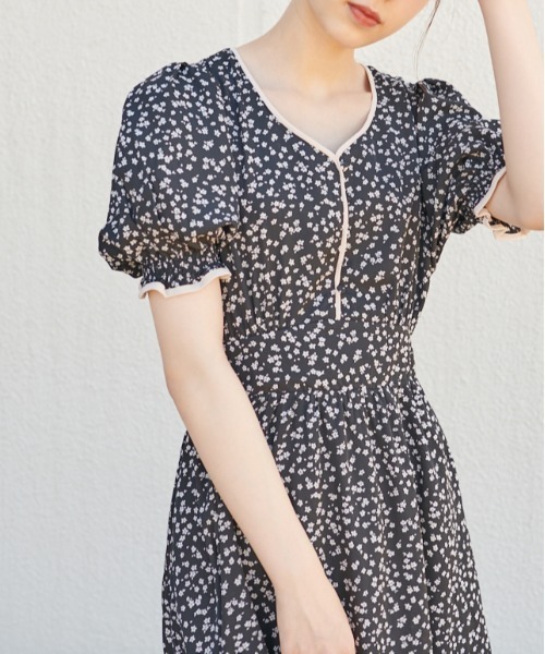 OLIVE des OLIVE（オリーブデオリーブ）の「配色パイピングVネックワンピース（ワンピース・レディース・ブラウン/ブラック/ラベンダー・FREE）」の2枚目の写真